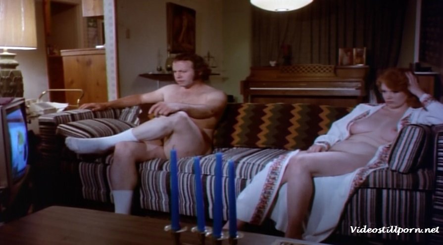 Молодожены. Рыжеволосая бестия удовлетворяет ненасытных самцов.