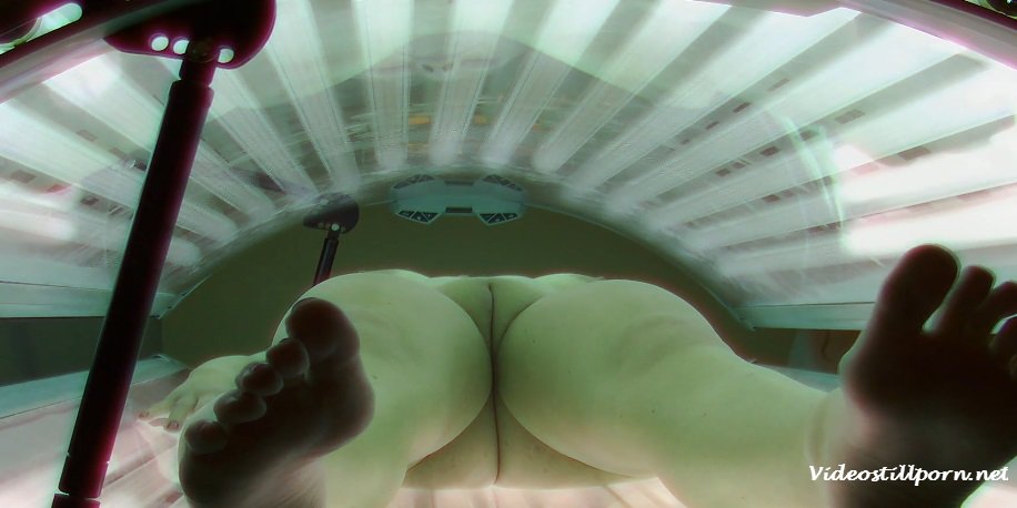 Блондинка дрочила свой клитор в солярии, а скрытая камера все засняла.