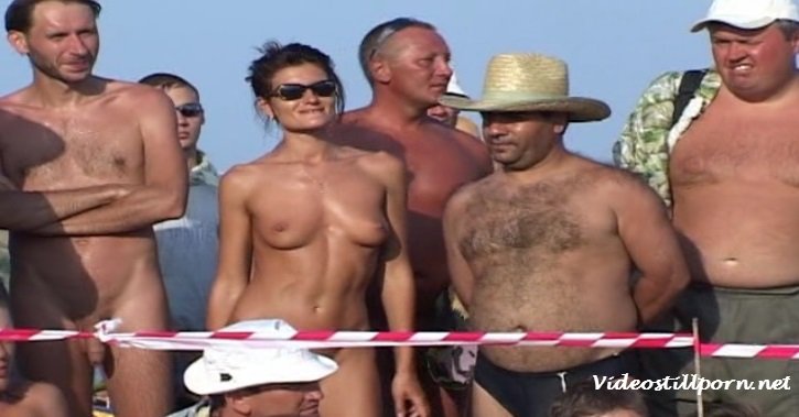 Конкурсы для голых на нудистском пляже в уголке России.