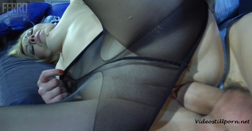 Сынок хозяина уломал зрелую служанку на секс и зачетно справился.