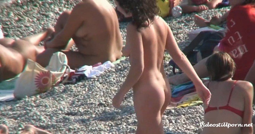 Парень с камерой папарацци подглядывает за голыми девушками на пляже.
