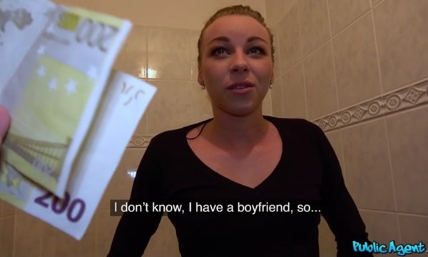 Молодая кися мульти-кончает в туалете за деньги.